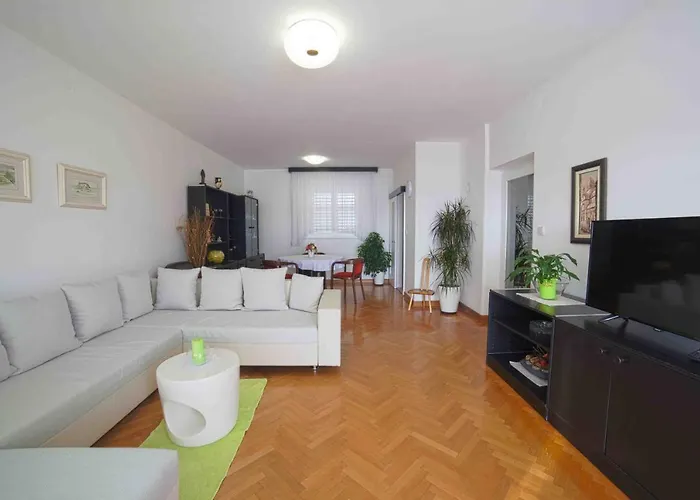 Nada Sea View Centre *